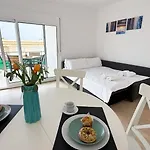 105 - Beachside Renovated 1br 5 Min From