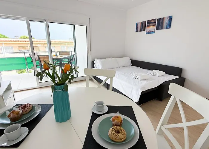 105 - Beachside Renovated 1br 5 Min From